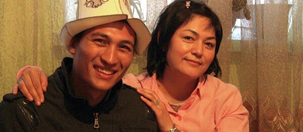 Гражданин Мозамбика Сальвадор Айрес со своей мамой, гражданкой Кыргызстана. Архивное фото - Sputnik Кыргызстан