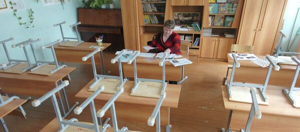 Учитель в классе. Архивное фото - Sputnik Кыргызстан