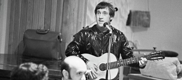 Архивное фото советского автора-исполнителя, поэта, актера театра и кино Владимира Высоцкого - Sputnik Кыргызстан