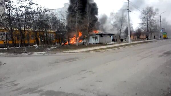 Взрывы, крики, горящие дома – артобстрел Мариуполя и его последствия - Sputnik Кыргызстан
