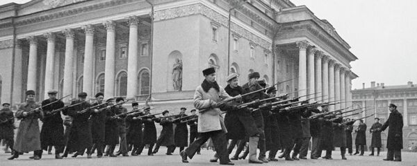 Всеобщее военное обучение (Всевобуч) жителей на площади у Александринского театра. Архивное фото Всеобщее военное обучение (Всевобуч) жителей на площади у Александринского театра. Архивное фото - Sputnik Кыргызстан