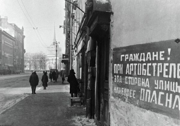 Табличка на доме блокадного Ленинграда. Архивное фото - Sputnik Кыргызстан