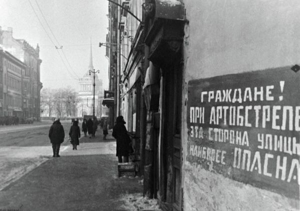 Табличка на доме блокадного Ленинграда - Sputnik Кыргызстан