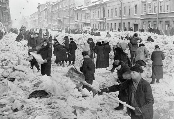Ленинградцы расчищают улицы родного города после первой блокадной зимы. Архивное фото - Sputnik Кыргызстан
