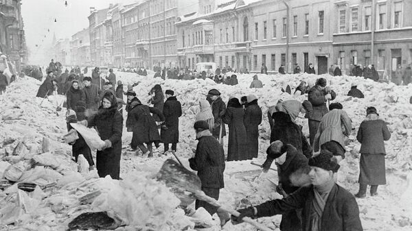 Ленинградцы расчищают улицы родного города после первой блокадной зимы. Архивное фото - Sputnik Кыргызстан