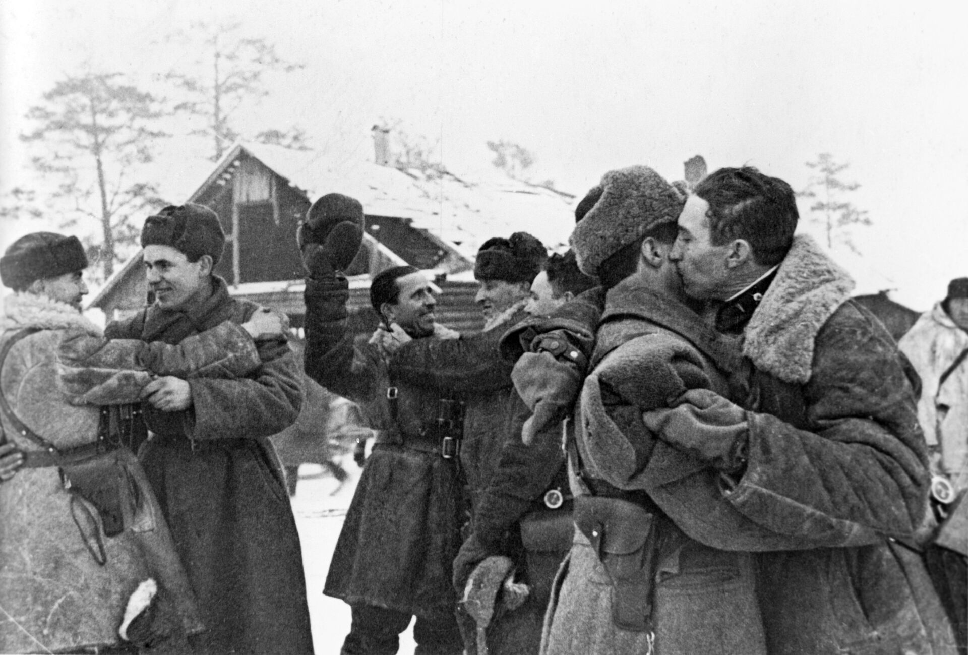 Встреча солдат Красной армии после прорыва блокады Ленинграда - Sputnik Кыргызстан, 1920, 30.01.2024