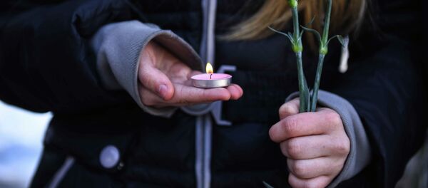 Девушка держит в руках свечи и цветы. Архивное фото - Sputnik Кыргызстан