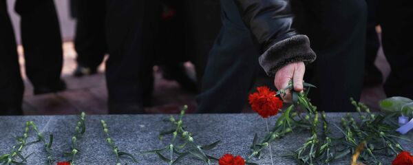 Эстеликке гүл койуу. Архив Эстеликке гүл койуу. Архив - Sputnik Кыргызстан