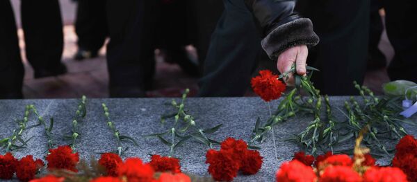 Эстеликке гүл койуу. Архив Эстеликке гүл койуу. Архив - Sputnik Кыргызстан