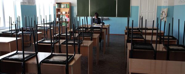 Преподаватель в аудитории школы. Архив - Sputnik Кыргызстан