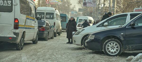 Женщина ожидает маршрутный автобус на остановке. Архивное фото - Sputnik Кыргызстан