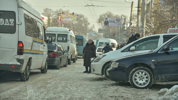 Женщина ожидает маршрутный автобус на дороге в Бишкеке. Архивное фото - Sputnik Кыргызстан