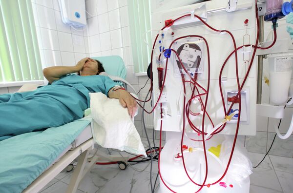 Пациентка, подключенная к аппарату Искусственная почка. Архивное фото - Sputnik Кыргызстан