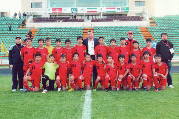 Юные футболисты Кыргызстана. Архивное фото - Sputnik Кыргызстан