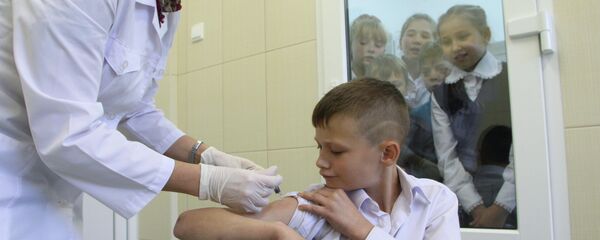 Окуучуну эмдеп жаткан дарыгер. Архив - Sputnik Кыргызстан