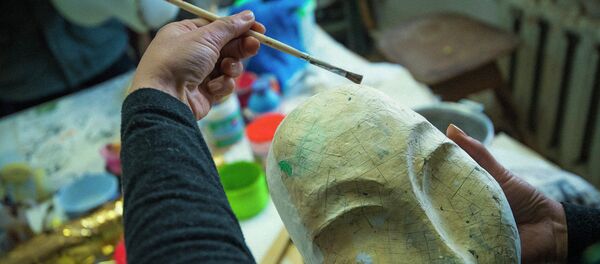 Художник во время работы. Архивное фото - Sputnik Кыргызстан