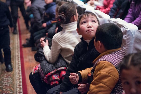Дети в ожидании. Архивное фото - Sputnik Кыргызстан