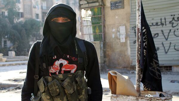 Член джихадистов группы Фронт ан-Нусра стоит на одной из улиц северной сирийском городе Алеппо - Sputnik Кыргызстан