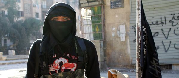 Член джихадистов группы Фронт ан-Нусра стоит на одной из улиц северной сирийском городе Алеппо - Sputnik Кыргызстан