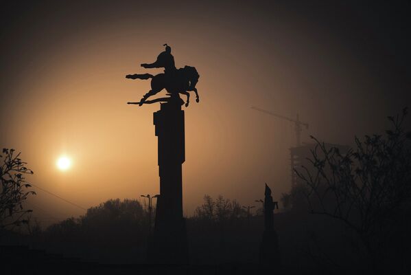 Февральское утро в Бишкеке. Памятник Манасу в центре столицы - Sputnik Кыргызстан