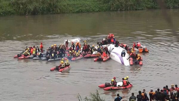 Спасатели на шлюпках добрались до упавшего в Тайбэе самолета ATR 72 - Sputnik Кыргызстан