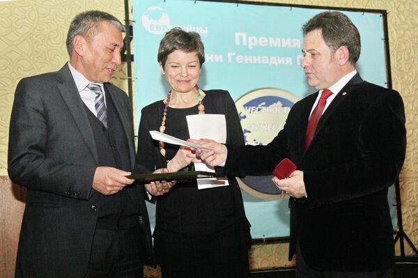 Журналисты Кыргызстана были награждены премией имени Геннадия Павлюка Честность. Мужество. Профессионализм - Sputnik Кыргызстан