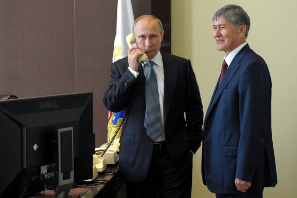 Президент России Владимир Путин и Алмазбек Атамбаев. Архивное фото. - Sputnik Кыргызстан