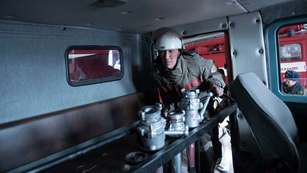 Сотрудник противопожарной службы МЧС КР, Архивное фото - Sputnik Кыргызстан