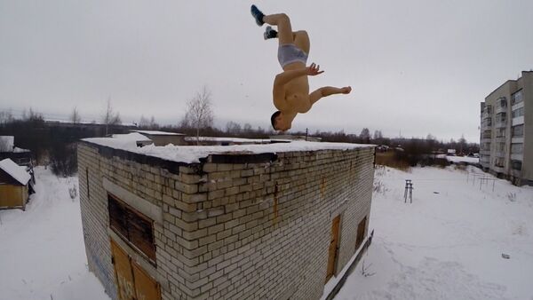 Сальто с крыши в сугроб, или Зимние развлечения по-рыбински - Sputnik Кыргызстан