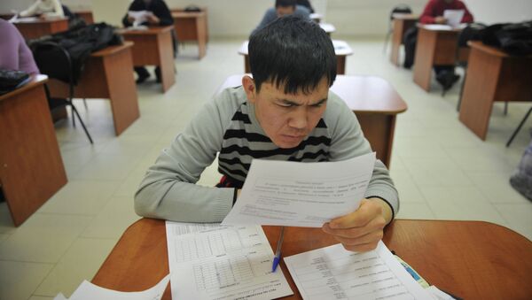 Мигрант при сдаче экзаменов. Архивное фото - Sputnik Кыргызстан