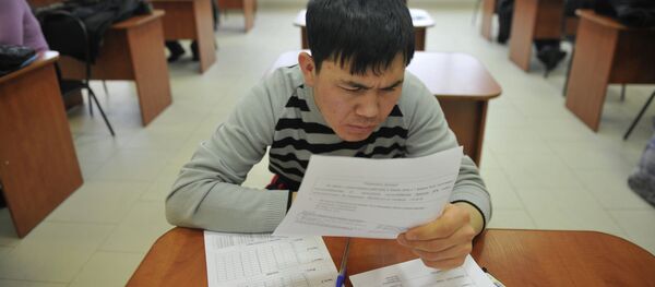 Мигрант при сдаче экзаменов. Архивное фото - Sputnik Кыргызстан
