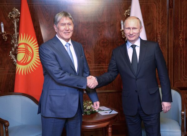 Президент России Владимир Путин и президент Кыргызстана Алмазбек Атамбаев - Sputnik Кыргызстан