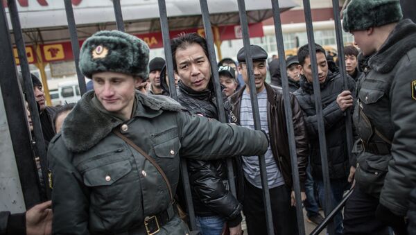 Полиция проводит проверку миграционного законодательства. Архивное фото. - Sputnik Кыргызстан
