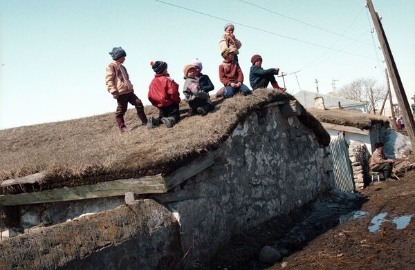Архив: дети сидят на крыше дома - Sputnik Кыргызстан