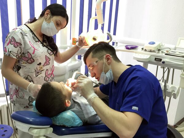 Врач стоматологической клиники DentArex Фархад Асадов - Sputnik Кыргызстан