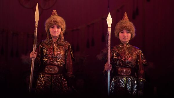 Улуттук кийим кийген кыздар. Архив - Sputnik Кыргызстан