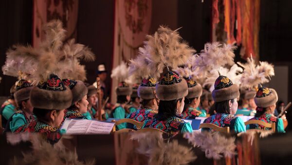 Улуттук кийим кийген музыкалык топтун архивдик сүрөтү - Sputnik Кыргызстан