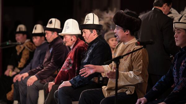 Сказители на сцене. Архивное фото - Sputnik Кыргызстан