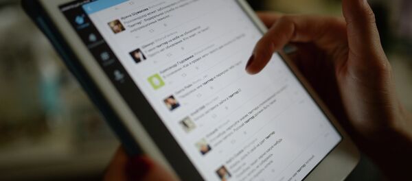Страница сайта Twitter на экране планшетного компьютера. Архивное фото Страница сайта Twitter на экране планшетного компьютера. Архивное фото - Sputnik Кыргызстан