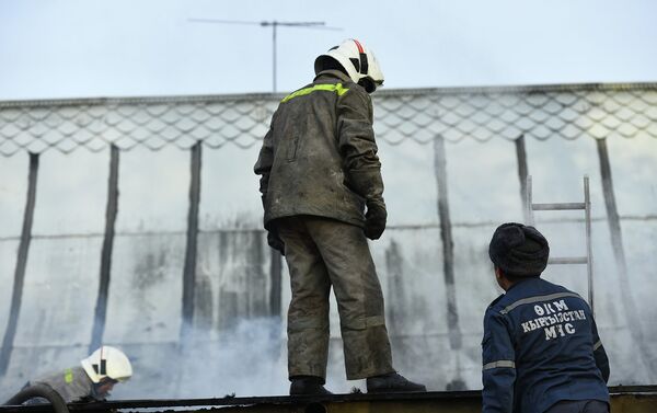 Пожарные и сотрудники МЧС работают на месте происшествия. - Sputnik Кыргызстан
