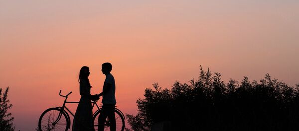 Влюбленная пара. Архивное фото - Sputnik Кыргызстан