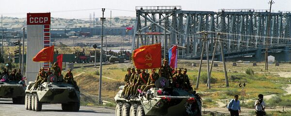 Первая колонна советских войск, возвращающихся из Афганистана на родину Первая колонна советских войск, возвращающихся из Афганистана на родину - Sputnik Кыргызстан