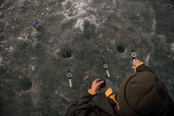 Соревнование по подледной рыбалке - Sputnik Кыргызстан