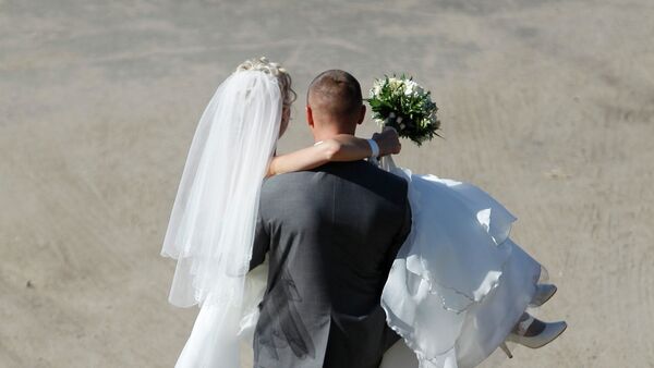 Жених несет невесту. Архивное фото - Sputnik Кыргызстан