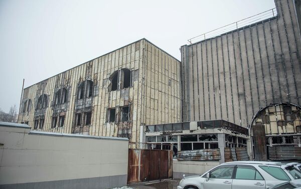 Задняя часть сгоревшего здания. - Sputnik Кыргызстан