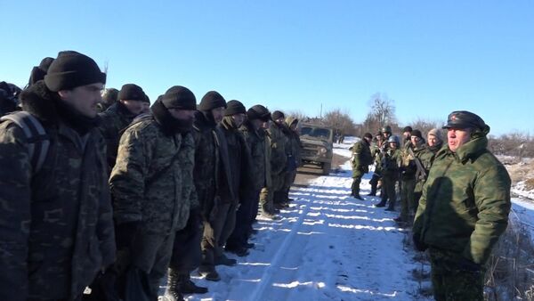 Ополченец ДНР пообещал сдавшимся в Дебальцево силовикам накормить и искупать - Sputnik Кыргызстан