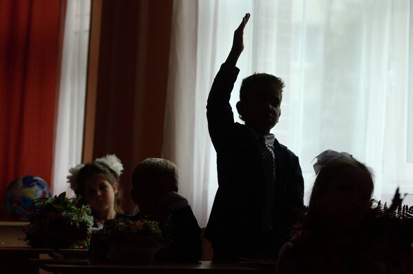 Первоклассники на уроке. Архивное фото - Sputnik Кыргызстан