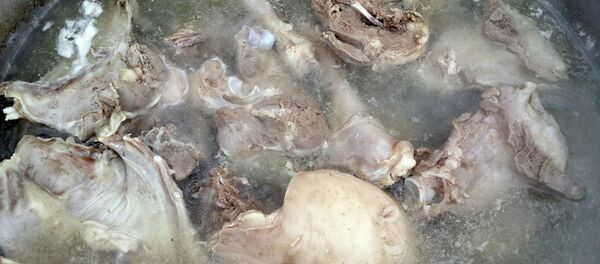 Варенное мясо в казане. Архивное фото - Sputnik Кыргызстан