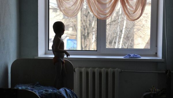 Мальчик у окна. Архивное фото - Sputnik Кыргызстан