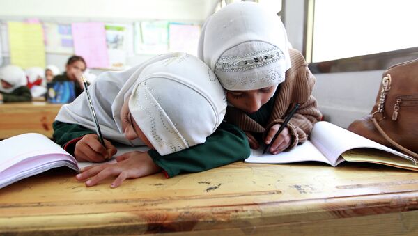 Школьницы в хиджабах. Архивное фото - Sputnik Кыргызстан